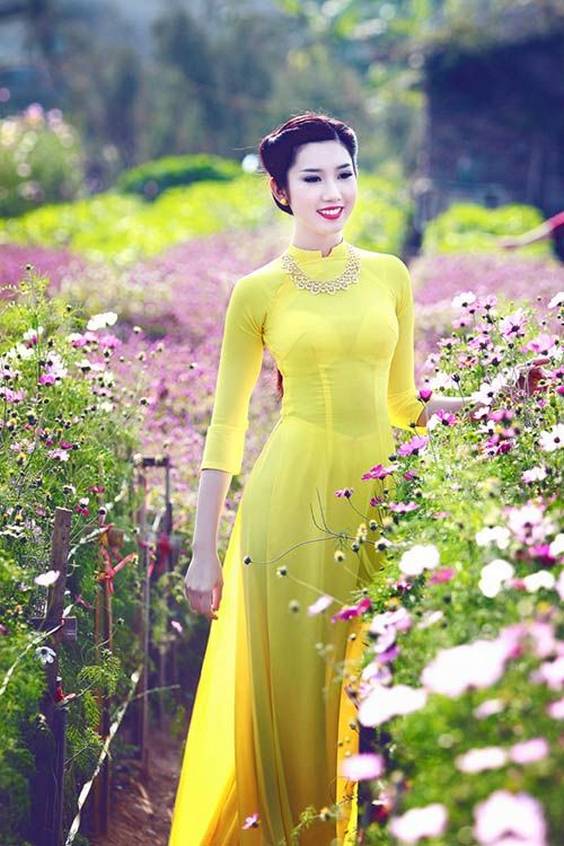 thui-ngan-sexy-mac-ao-dai-1