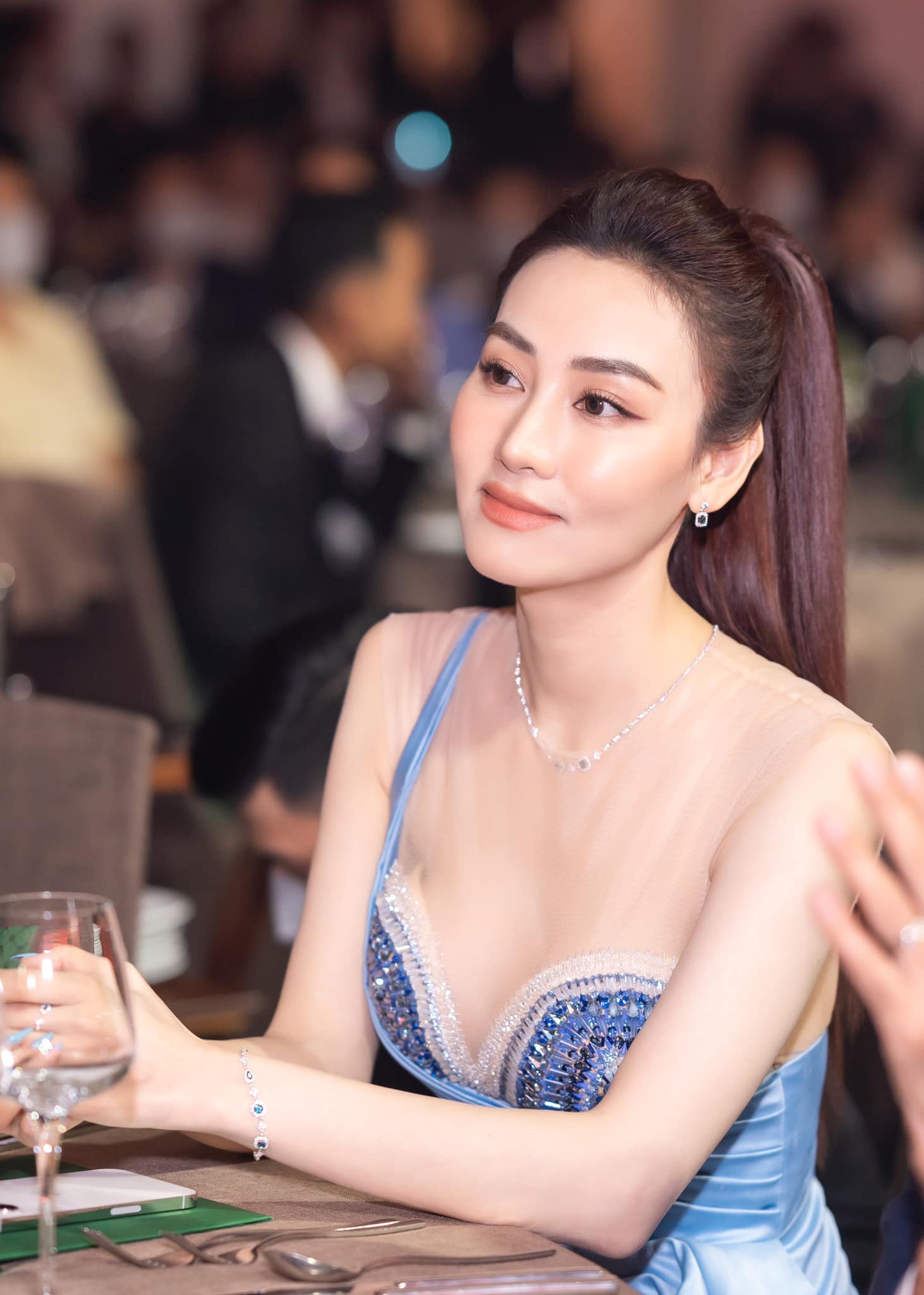 Diện trang phục thon gọn với áo dài ba cực sexy vô cùng.