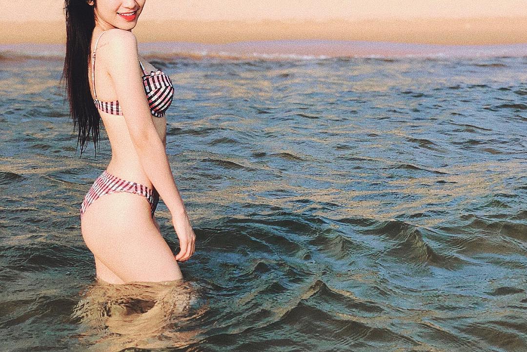 Hình dáng Hòa Minzy mặc bikini gợi cảm và quyến rũ.