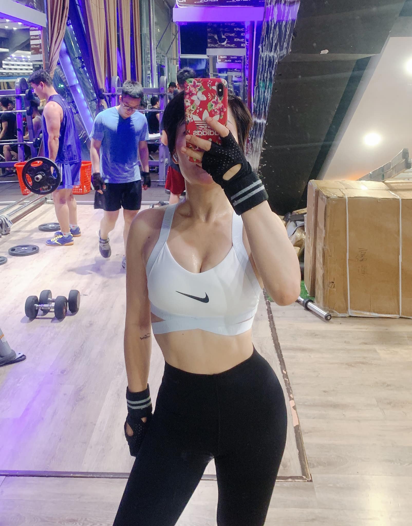 Gái đẹp phòng gym Hoài Thương khoe ngực bự cuốn hút