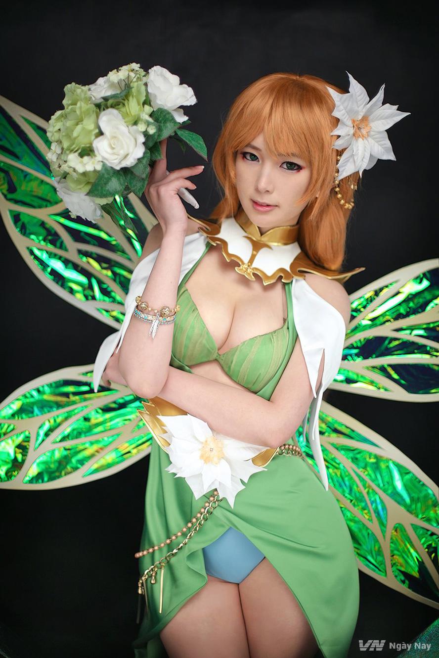 Cosplay Crixi Alliance khoe đường cong