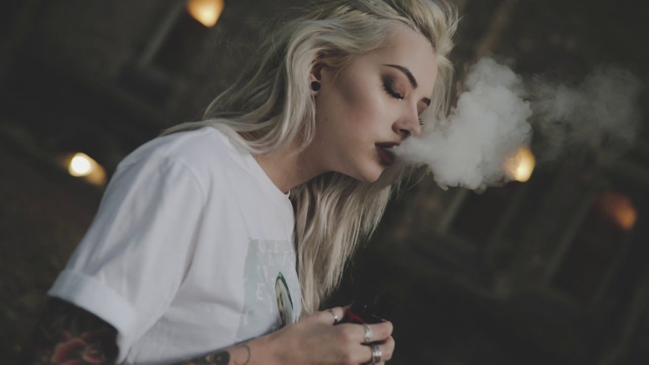 Hình ảnh cô gái hút vape, che mặt như thiên thần;