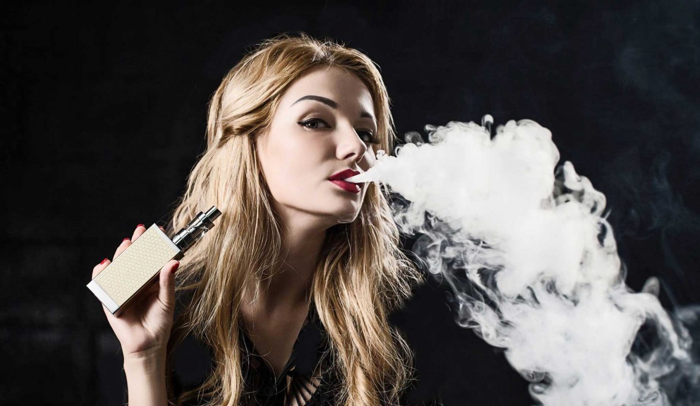 Hình ảnh cô gái hút vape, che khuôn mặt xinh xắn;