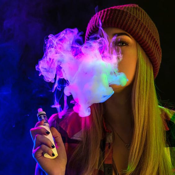 Tải ảnh cô gái hút vape, che mặt và đôi mắt to tròn;