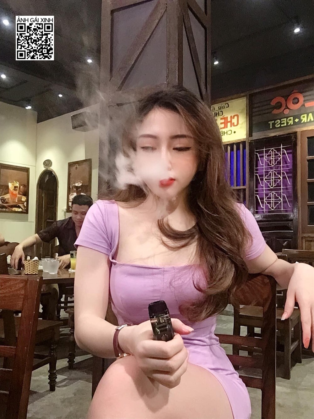 Hình ảnh cô gái hút vape, che mặt và đôi mắt to tròn;