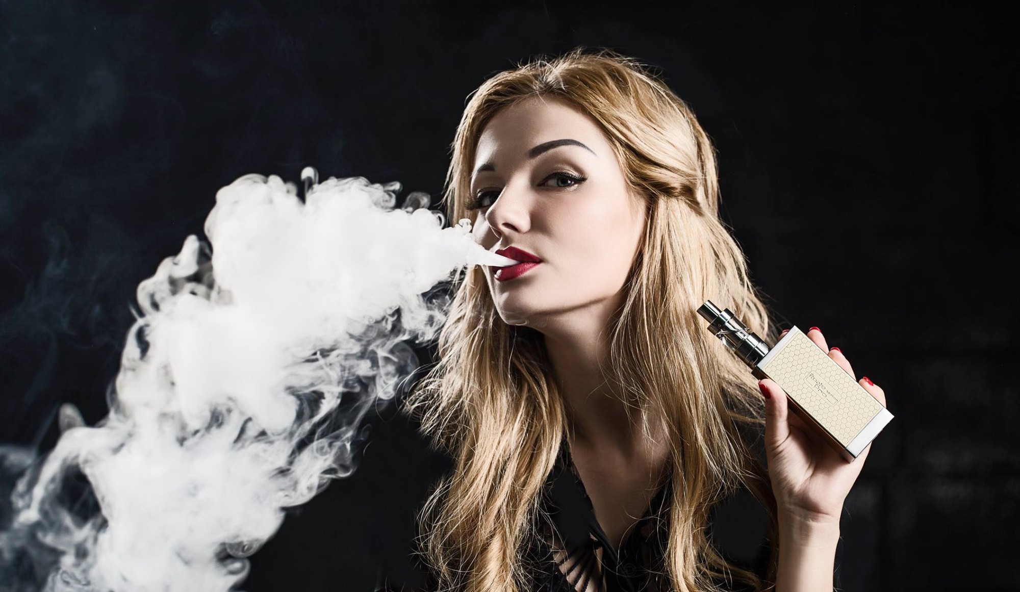 Ảnh Full HD về một cô gái che mặt đang hút vape;