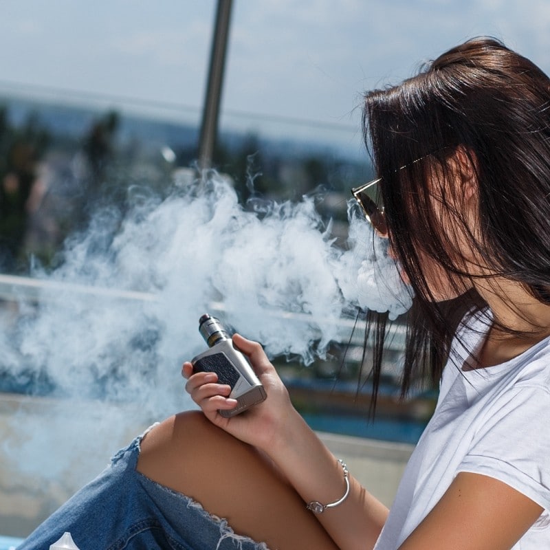 Hình ảnh cô gái hút vape, che mặt duyên dáng;