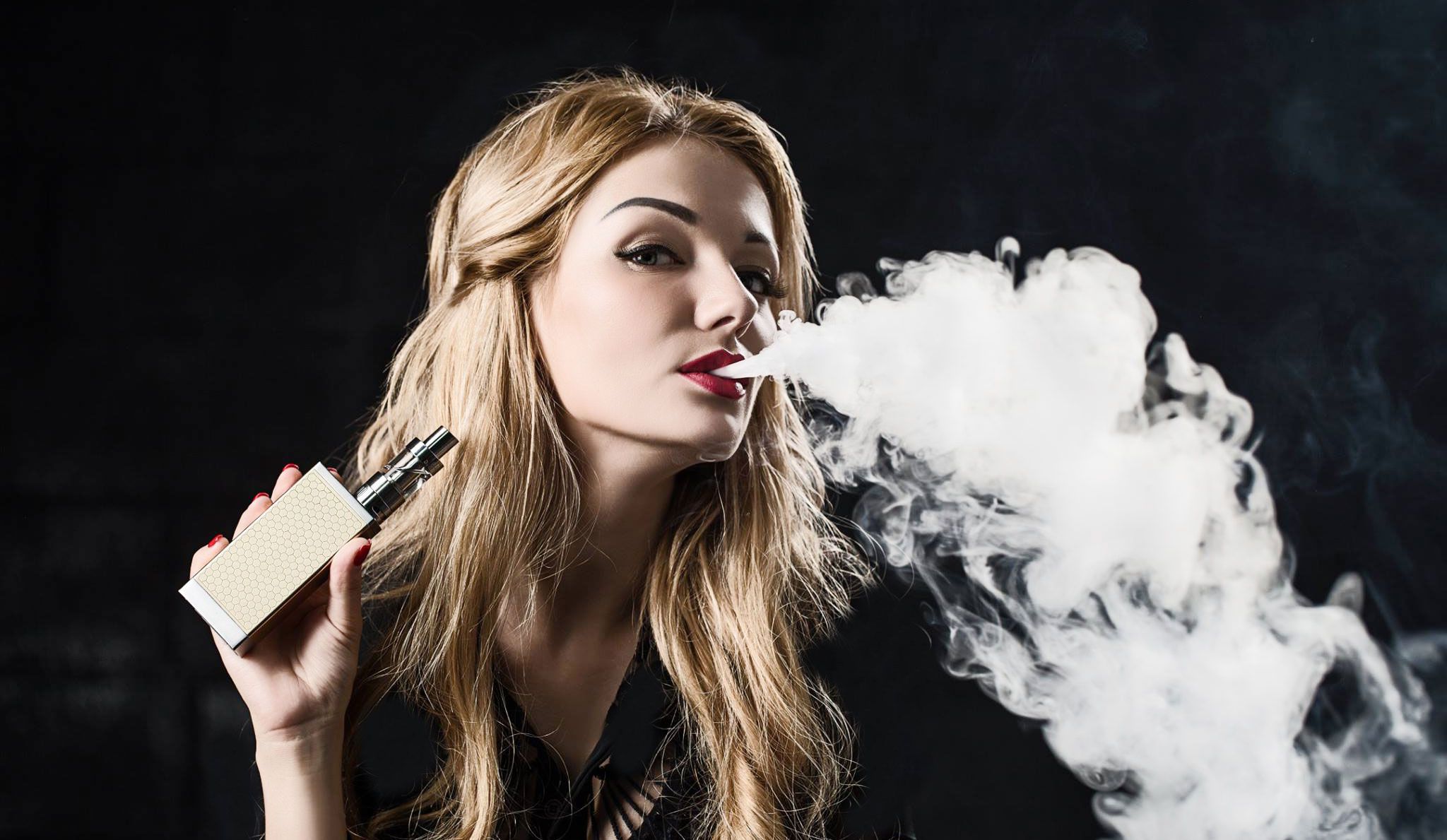 Bức ảnh cô gái che mặt hút vape thật tinh tế và xinh đẹp;