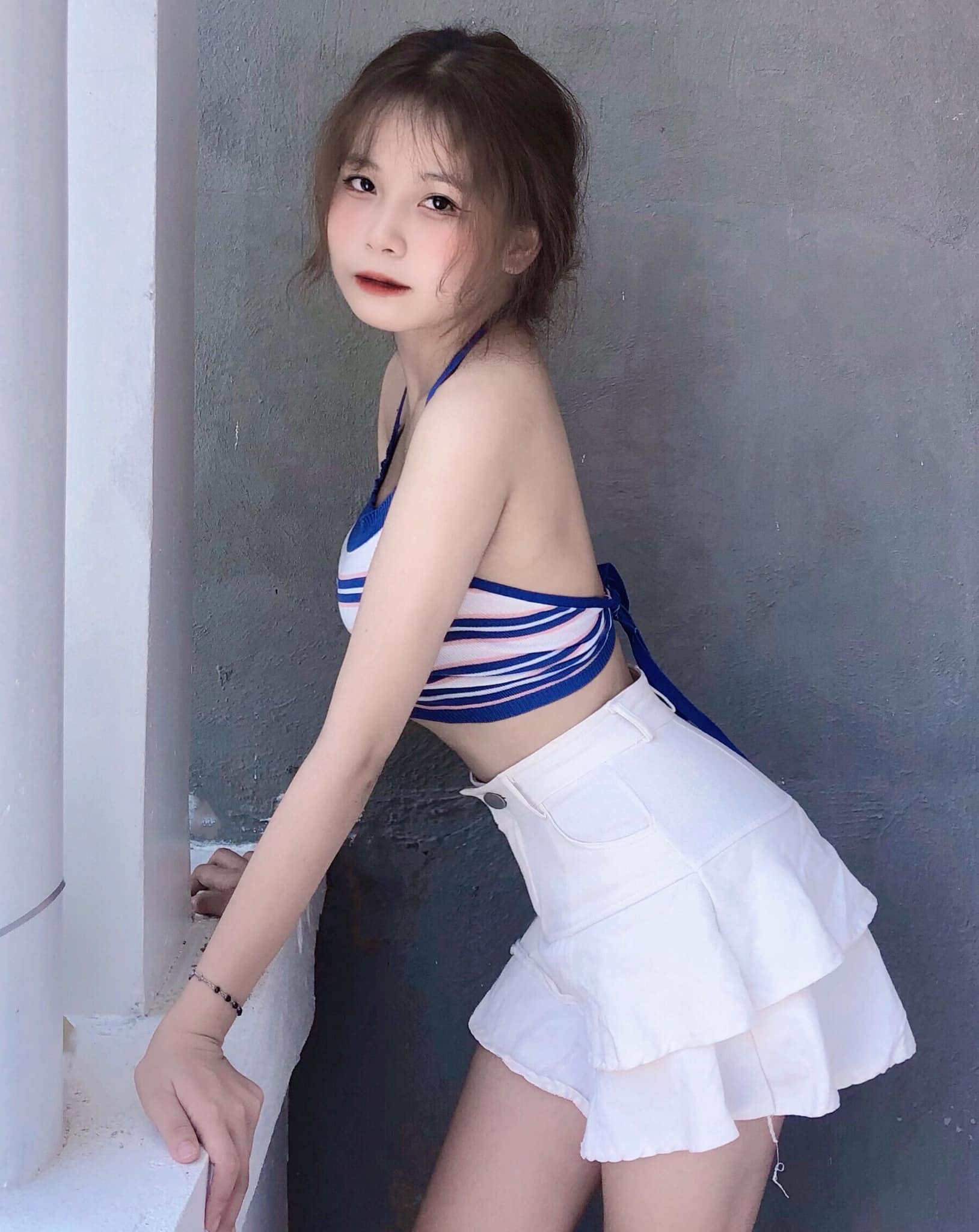 Girl xinh mặc váy ngắn vô cùng quyến rũ