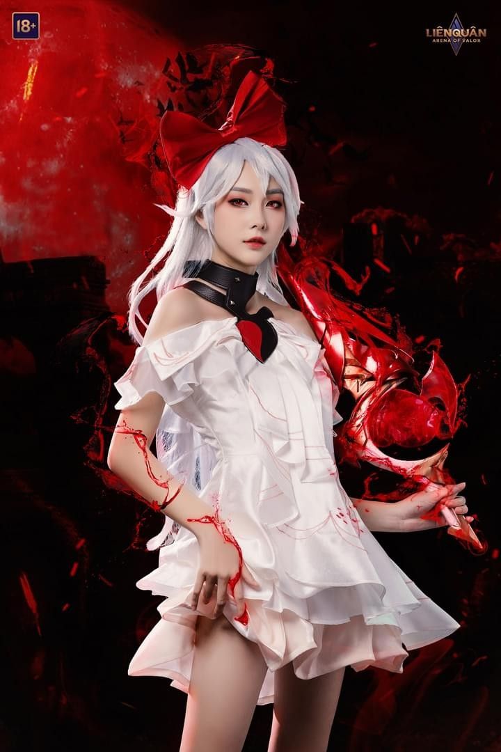 Bữa tiệc cosplay màu tím cực gợi cảm và hấp dẫn