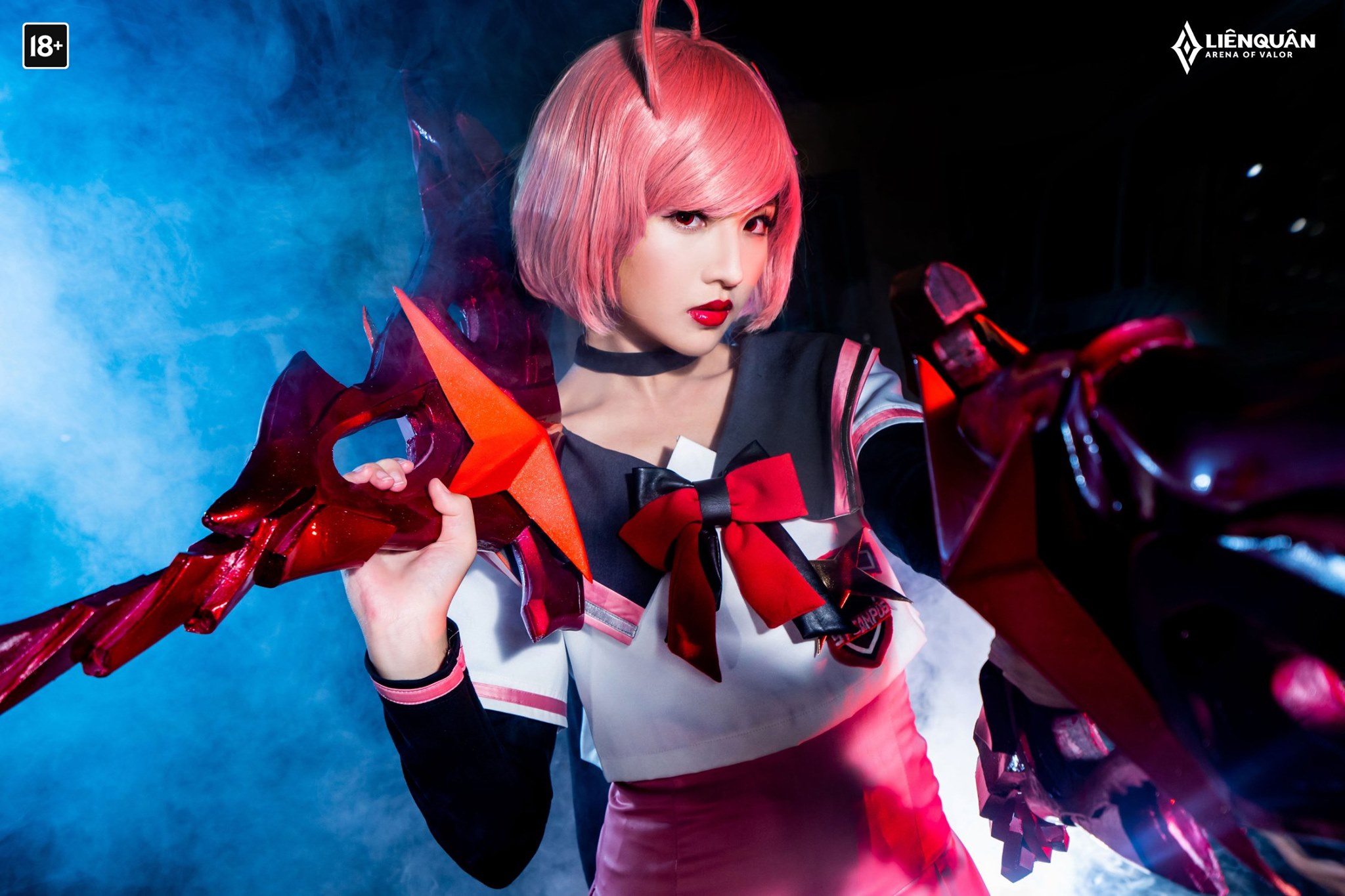 Tiệc cosplay Violet khoe dáng