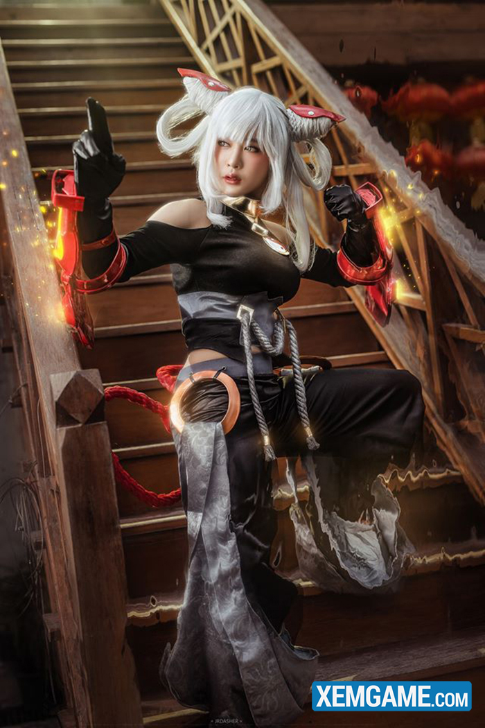 Cosplay liên minh màu tím tạo dáng gợi cảm