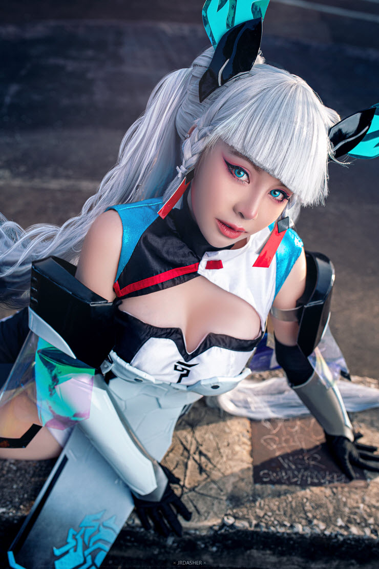 Liên minh cosplay nàng tiên tím khoe đường cong