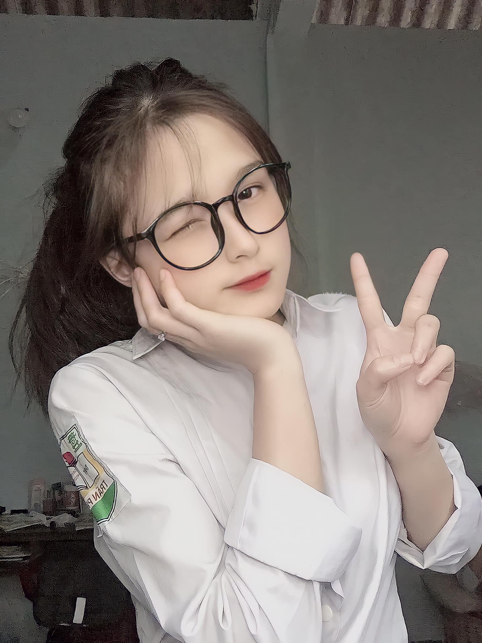 Gái xinh đeo mắt kính cute hết nấc