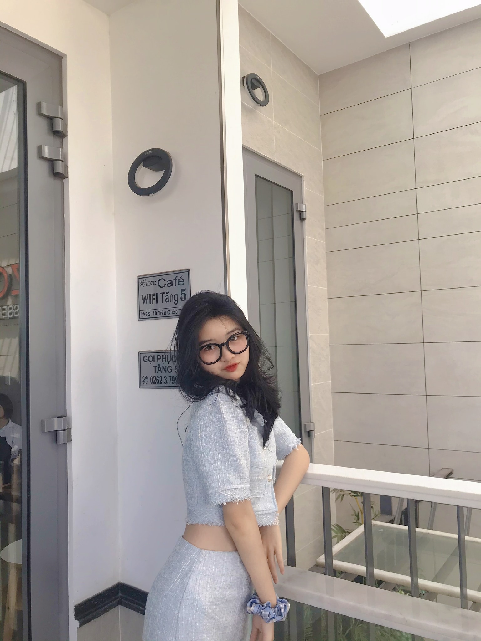 Hình gái xinh đeo mắt kính tóc ngắn mặt cute dễ thương