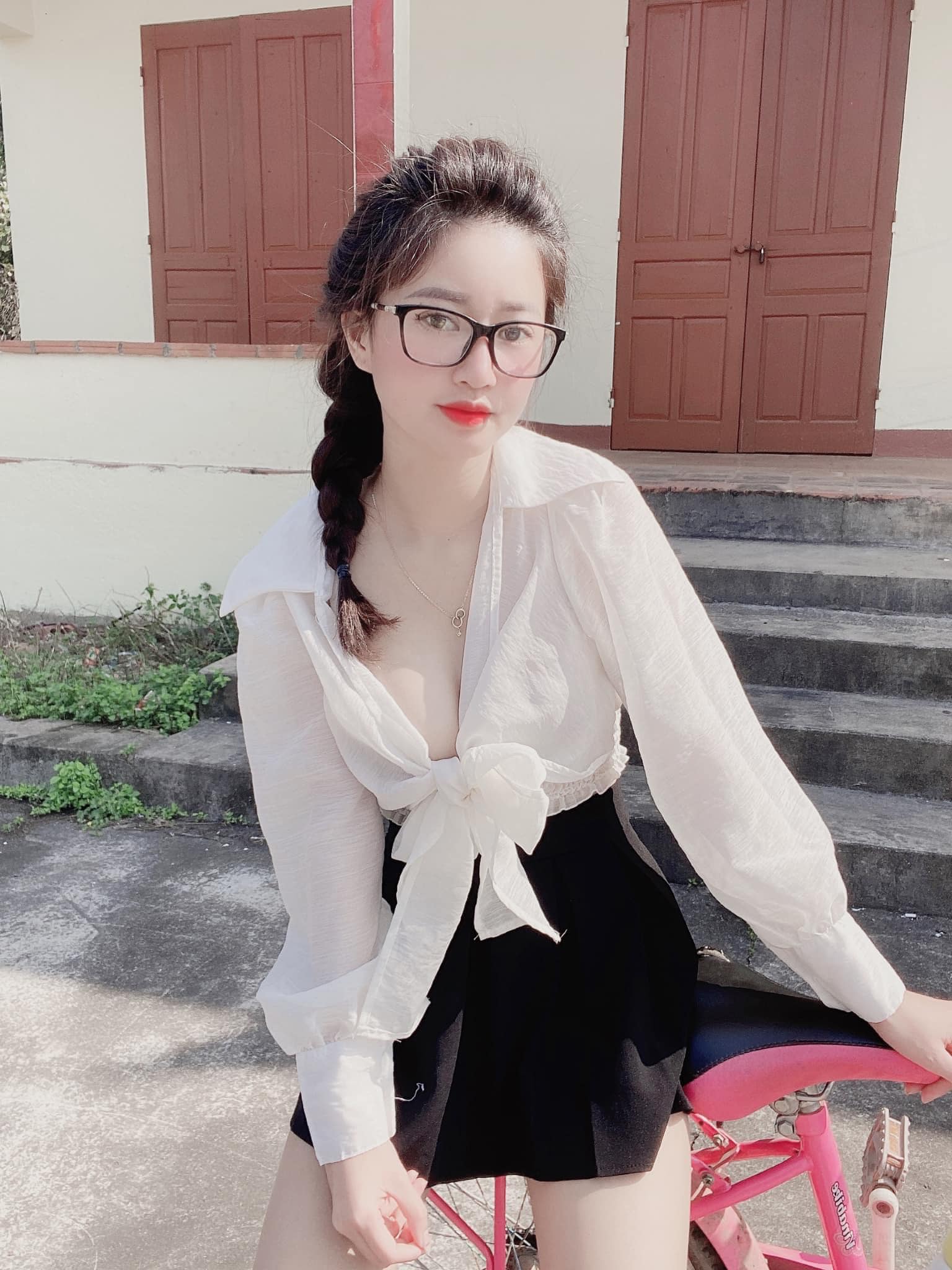 Ảnh nữ cute đeo kính gương mặt ưu nhìn