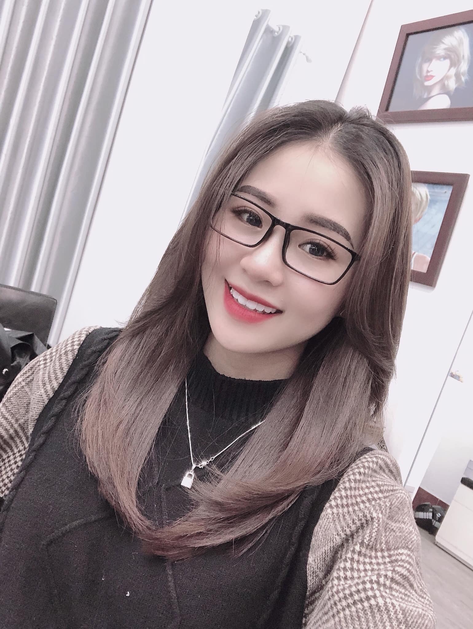 Hình gái xinh đeo mắt kính cute