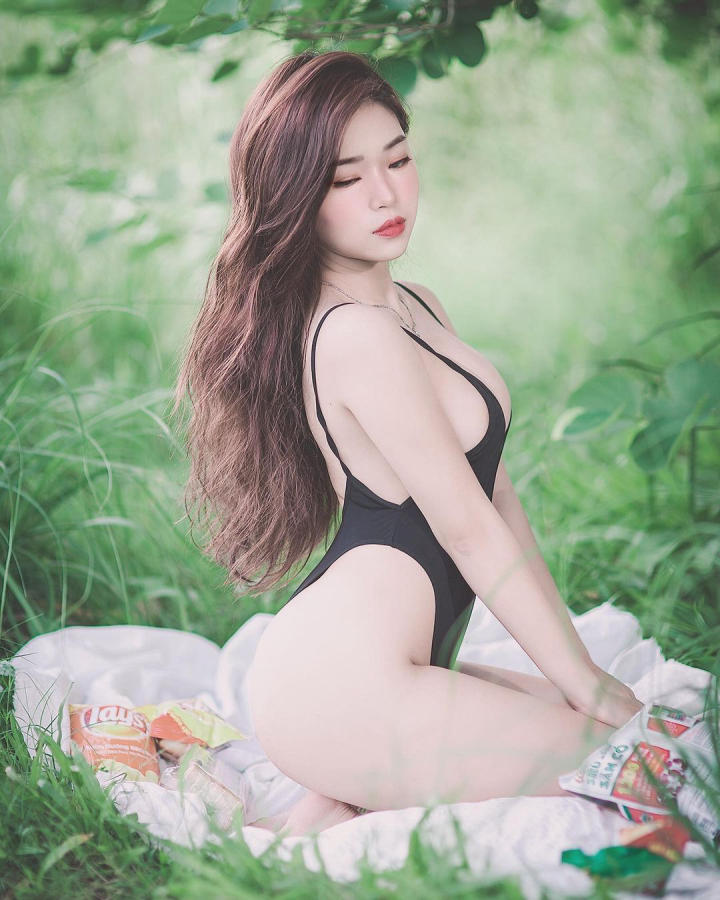 Gái xinh mặc đồ thiếu vải bikini nhảy tạo dáng sexy