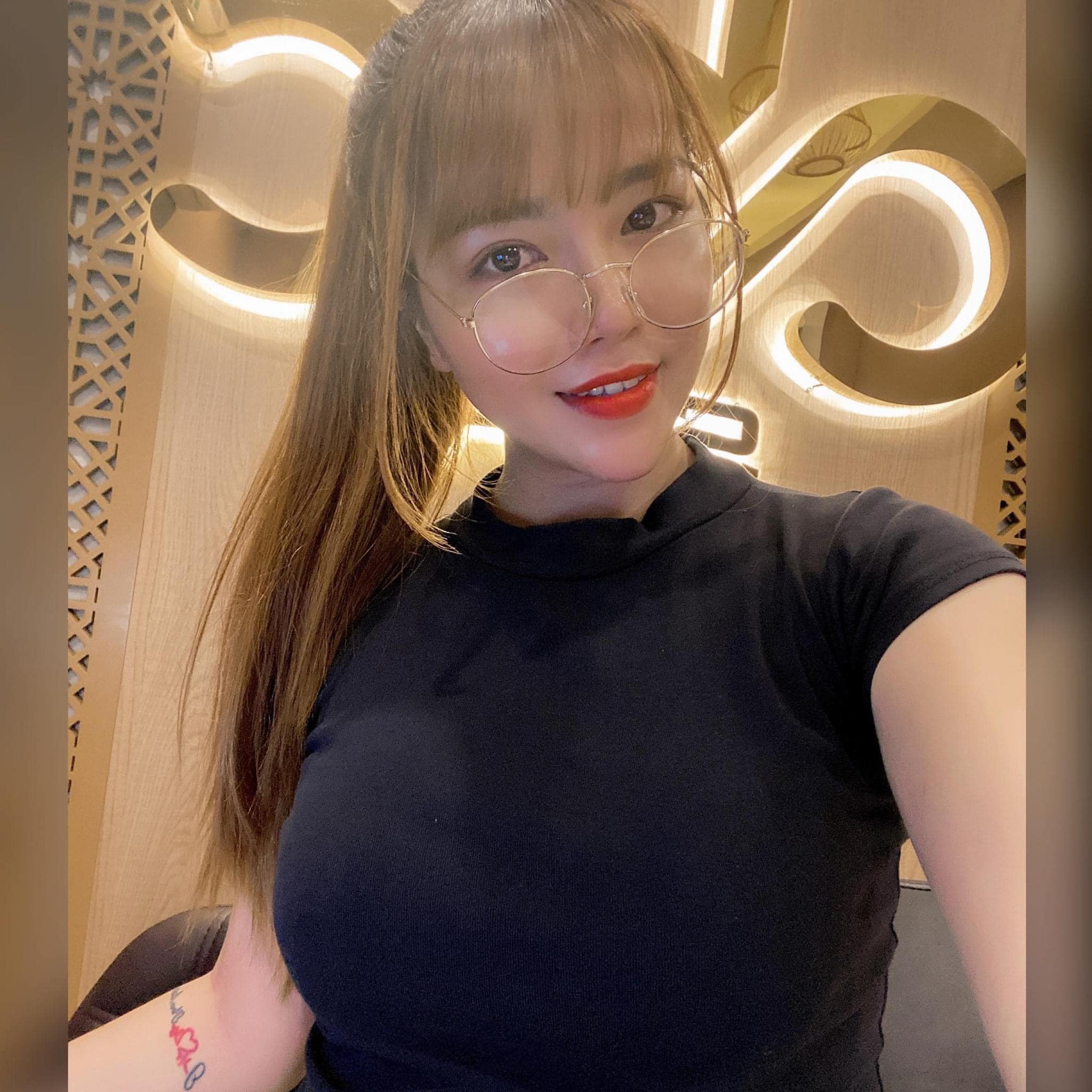 Bức ảnh girl xinh tóc dài đeo kính gây thương nhớ