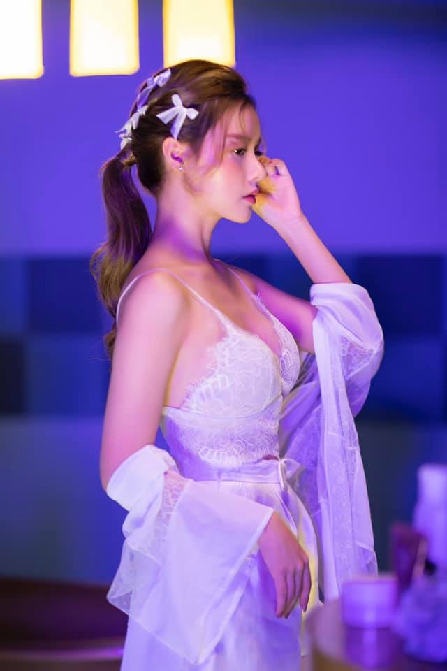 Hình ảnh sexy đầy mê hoặc của Midu