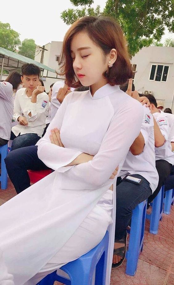 Học sinh xinh đẹp lạnh lùng